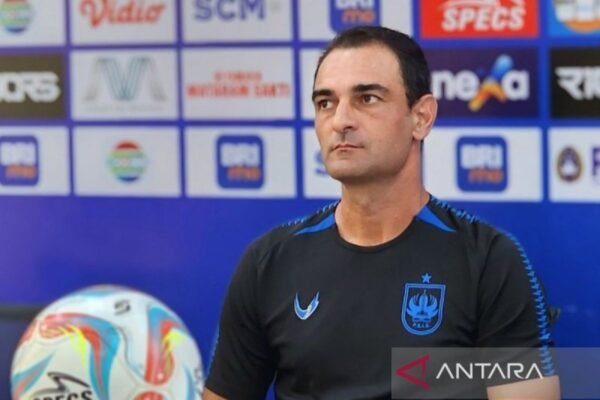 Here are some alternative title suggestions for "PSIS Semarang pecat pelatih Gilbert Agius":

1. "PSIS Semarang Mengakhiri Kerjasama dengan Pelatih Gilbert Agius"
2. "Gilbert Agius Diberhentikan Sebagai Pelatih PSIS Semarang"
3. "PSIS Semarang & Gilbert Agius: Akhir Sebuah Kolaborasi"
4. "Pelatih Gilbert Agius Resmi Dipecat oleh PSIS Semarang"
5. "PSIS Semarang Ambil Langkah Berani: Pecat Gilbert Agius"
6. "Keputusan Mengejutkan: PSIS Semarang Tinggalkan Gilbert Agius"
7. "PSIS Semarang Mengganti Pelatih: Gilbert Agius Diberhentikan"
8. "Gilbert Agius Tidak Lagi Menangani PSIS Semarang"
9. "PSIS Semarang Menyudahi Peran Gilbert Agius Sebagai Pelatih"
10. "Gilbert Agius: Pemecatan dan Masa Depan PSIS Semarang"

Feel free to mix and match or modify any of these titles as you see fit!