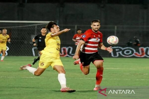 Here are some alternative title suggestions for "Madura United tekuk Persik 2-1 di Bangkalan":

1. "Madura United Mengalahkan Persik 2-1 di Bangkalan"
2. "Kemenangan Madura United atas Persik dengan Skor 2-1 di Bangkalan"
3. "Madura United Raih Kemenangan 2-1 atas Persik di Bangkalan"
4. "Madura United Menang 2-1 atas Persik dalam Pertandingan di Bangkalan"
5. "Pertarungan Seru: Madura United Tundukkan Persik 2-1 di Bangkalan"

Feel free to choose any of these or modify them further!