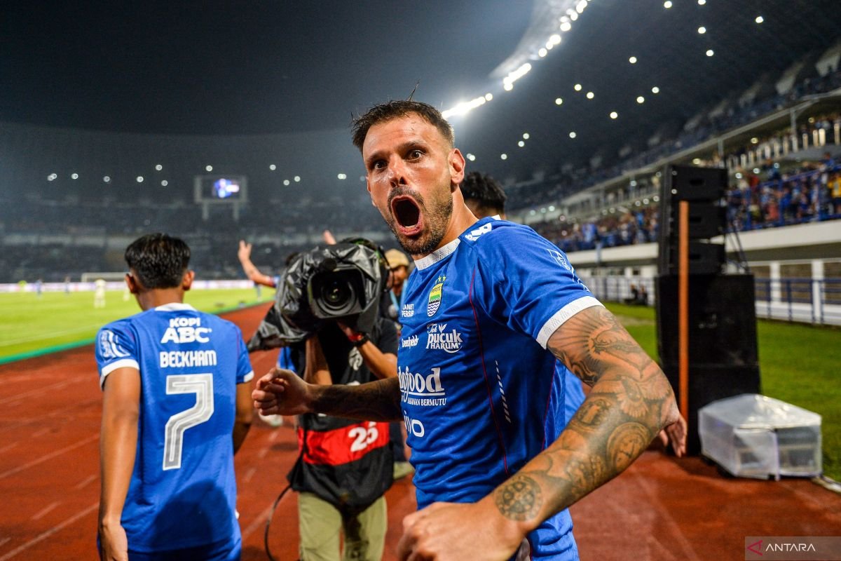 Here are some alternate titles for "Klasemen Liga 1: Persib diambang juara, Persija turun dari empat besar":

1. "Liga 1 Update: Persib Dekati Gelar Juara, Persija Terlempar dari Empat Besar"
2. "Klasemen Liga 1 Terbaru: Persib Nyaris Juara, Persija Jatuh ke Posisi Bawah"
3. "Persib Hampir Menuju Gelar, Persija Tersingkir dari Empat Besar Liga 1"
4. "Klasemen Liga 1: Persib di Ujung Tandingan Juara, Persija Merosot Posisi"
5. "Persib Melangkah Dekat ke Kejayaan, Persija Kian Jauh dari Empat Besar Liga 1"
6. "Liga 1: Persib di Ambang Kesuksesan, Nasib Persija Menurun di Klasemen"
7. "Update Klasemen Liga 1: Persib Semakin Dekat dengan Kejuaraan, Persija Menyusut di Papan Atas"
8. "Persib Berpeluang Besar Menjadi Juara Liga 1, Persija Terdegradasi dari Empat Besar"

Feel free to choose or adapt any of these suggestions!