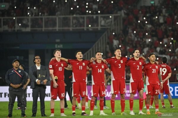 Berikut adalah beberapa alternatif judul untuk berita "PSSI panggil 32 pemain dan kunjungan Prabowo ke Thailand":

1. "32 Pemain Dipanggil PSSI, Serta Kunjungan Prabowo ke Thailand"
2. "PSSI Umumkan Pemanggilan 32 Pemain Bersamaan Kunjungan Prabowo ke Thailand"
3. "Pelatih PSSI Panggil 32 Pemain, Prabowo Menjalin Kerja Sama di Thailand"
4. "Kegiatan PSSI: Pemanggilan 32 Pemain dan Kunjungan Diplomatik Prabowo ke Thailand"
5. "PSSI dan Prabowo: Pemanggilan 32 Pemain Serta Misi Thailand" 

Semoga salah satu dari opsi di atas sesuai dengan yang Anda inginkan!