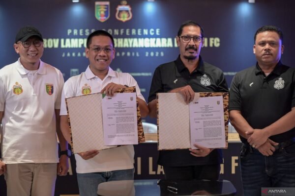 Berikut adalah beberapa alternatif judul untuk "Termasuk Bhayangkara dan Persikas, tujuh klub ganti nama dan domisili":

1. "Tujuh Klub Sepak Bola Ganti Nama dan Domisili, Termasuk Bhayangkara dan Persikas"
2. "Perubahan Signifikan: Tujuh Klub, Termasuk Bhayangkara dan Persikas, Ganti Nama dan Domisili"
3. "Transformasi Klub: Bhayangkara dan Persikas Tercatat Dalam Tujuh Perubahan Nama dan Domisili"
4. "Tujuh Klub Sepak Bola Berubah: Bhayangkara dan Persikas Ikut Dalam Perpindahan Nama dan Domisili"
5. "Bhayangkara dan Persikas: Bagian dari Tujuh Klub yang Mengubah Nama dan Domisili"

Pilihlah yang paling cocok dengan konteks yang diinginkan!