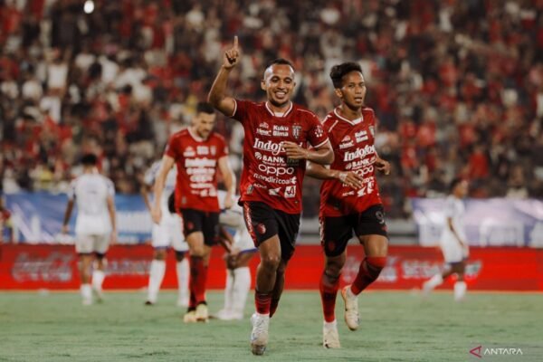Berikut beberapa alternatif judul untuk berita tentang Bali United yang memperpanjang kontrak Rahmat dan Fitrul:

1. "Bali United Perpanjang Kontrak Rahmat dan Fitrul, Pertahankan Kekuatan Tim"
2. "Rahmat dan Fitrul Resmi Diperpanjang Kontraknya oleh Bali United"
3. "Bali United Memastikan Masa Depan: Kontrak Rahmat dan Fitrul Diperpanjang"
4. "Langkah Strategis: Bali United Perpanjang Kontrak Pemain Kunci, Rahmat dan Fitrul"
5. "Dua Pilar Utama: Bali United Perpanjang Kontrak Rahmat dan Fitrul"

Semoga salah satu dari judul-judul ini sesuai dengan yang Anda cari!