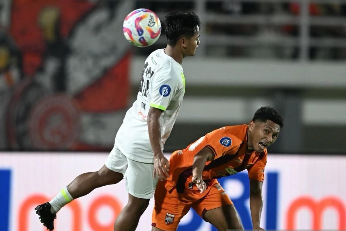 Here are some alternative title suggestions for "Borneo tahan imbang Persebaya 1-1":

1. "Borneo Menahan Persebaya dengan Skor 1-1"
2. "Pertandingan Sengit: Borneo dan Persebaya Berakhir 1-1"
3. "Borneo dan Persebaya Sama Kuat di 1-1"
4. "Kedudukan Imbang: Borneo Vs Persebaya Berakhir 1-1"
5. "Borneo Hasilkan Imbang Melawan Persebaya 1-1"  
6. "Borneo dan Persebaya Berbagi Poin dalam Skor 1-1"

Feel free to choose any of these or modify them as needed!