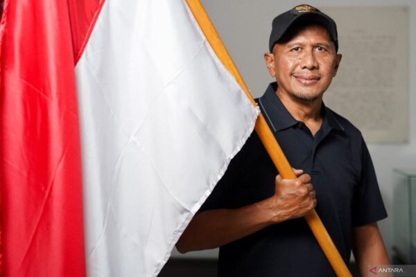 Here are some alternate title suggestions for "Rahmad Darmawan Latih Liga Indonesia All Star":

1. "Rahmad Darmawan: Membangun Tim Bintang Liga Indonesia"
2. "Kepemimpinan Rahmad Darmawan di Liga Indonesia All Star"
3. "Strategi Rahmad Darmawan untuk Liga Indonesia All Star"
4. "Rahmad Darmawan Menyemarakkan Liga Indonesia dengan Tim All Star"
5. "Pelatihan Rahmad Darmawan: Mencetak Bintang di Liga Indonesia"
6. "Liga Indonesia All Star: Di Bawah Asuhan Rahmad Darmawan"
7. "Menggali Potensi: Rahmad Darmawan dan Liga Indonesia All Star"
8. "Inovasi Pelatihan oleh Rahmad Darmawan untuk Liga Indonesia All Star"

Feel free to mix and match elements from these suggestions!