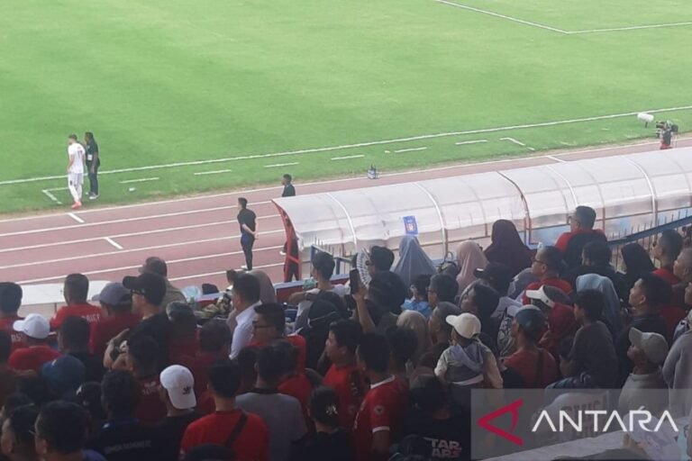 Pratama Arhan Mengawasi Pertandingan Semen Padang Vs Persik