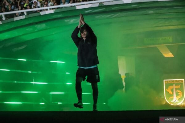 Berikut adalah beberapa alternatif judul untuk "Persebaya Perkenalkan Pemain dalam 'Team Launching Game'":

1. "Persebaya Unjuk Kebolehan: Peluncuran Tim dalam 'Team Launching Game'"
2. "Perkenalan Pemain Persebaya: Sorotan di 'Team Launching Game'"
3. "Persebaya Syukuran: Momen Spesial dalam 'Team Launching Game'"
4. "Tim Persebaya Resmi Diperkenalkan dalam Event 'Team Launching Game'"
5. "Persebaya Bersinar: Pemain Baru Diperkenalkan di 'Team Launching Game'"
6. "Persebaya Launching Tim: Menyambut Musim Baru di 'Team Launching Game'"
7. "Persebaya & Pemain Terbaru: Perkenalan Meriah di 'Team Launching Game'"
8. "Team Launching Game: Persebaya perkenalkan Bintang-bintang Baru"

Silakan pilih yang paling sesuai atau modifikasi sesuai kebutuhan!