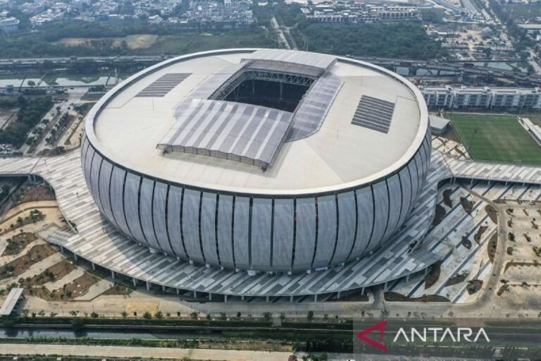 Here are some alternate title suggestions for "Inilah 18 kandang peserta BRI Super League 2025/2026":

1. "Daftar 18 Stadion Peserta BRI Super League 2025/2026"
2. "Mengungkap 18 Kandang Tim di BRI Super League 2025/2026"
3. "18 Kandang Resmi Peserta BRI Super League 2025/2026"
4. "Kenali 18 Stadion Peserta BRI Super League 2025/2026"
5. "18 Tempat Pertandingan BRI Super League 2025/2026"
6. "Stadion 18 Tim Peserta BRI Super League 2025/2026"
7. "18 Arena Pertandingan Tim BRI Super League 2025/2026"
8. "Sambut 18 Kandang Peserta BRI Super League 2025/2026"

Feel free to mix and match elements from these suggestions!