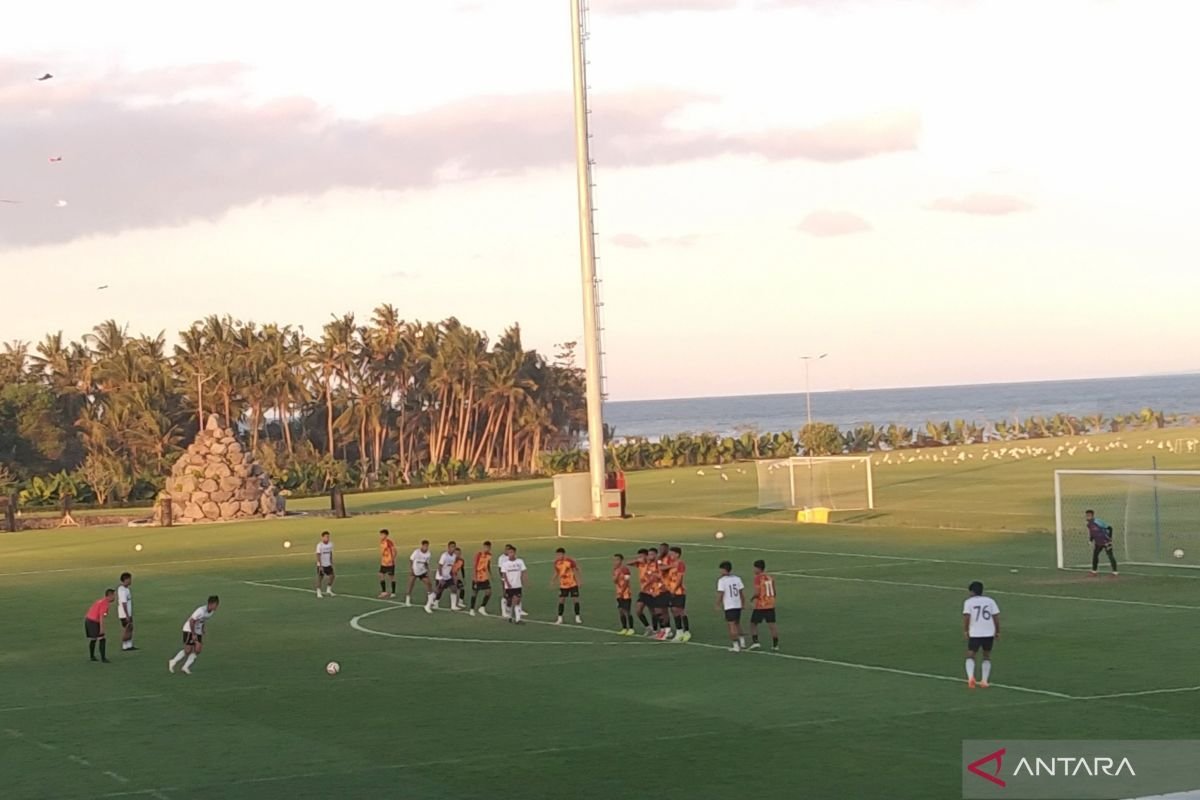 Berikut adalah beberapa alternatif judul untuk berita mengenai laga persahabatan antara Bali United dan Bhayangkara Presisi Lampung:

1. "Bali United Hadapi Bhayangkara Presisi Lampung dalam Pertandingan Persahabatan"
2. "Pertarungan Seru: Bali United vs. Bhayangkara Presisi Lampung di Laga Uji Coba"
3. "Bali United Jalani Pertandingan Persahabatan Melawan Bhayangkara Presisi Lampung"
4. "Laga Persahabatan: Bali United Tantang Bhayangkara Presisi Lampung"
5. "Bali United dan Bhayangkara Presisi Lampung Bertemu dalam Pertandingan Persahabatan"
6. "Uji Coba Menarik: Bali United Hadapi Bhayangkara Presisi Lampung"

Silakan pilih salah satu atau modifikasi sesuai kebutuhan Anda!