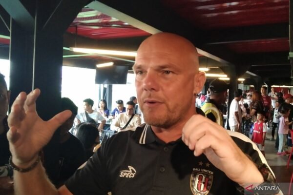 Berikut beberapa alternatif judul untuk "Bali United Tekankan Kerja Sama Tim Hadapi Laga Perdana":

1. "Bali United Utamakan Kerja Sama Tim Sebelum Laga Perdana"
2. "Solidaritas Tim Jadi Kunci Bali United Jelang Pertandingan Perdana"
3. "Bali United Fokus pada Kerja Sama Tim untuk Pertandingan Pembuka"
4. "Kerja Sama Tim Menjadi Prioritas Bali United di Laga Pertama"
5. "Menghadapi Laga Perdana, Bali United Tekankan Pentingnya Kerja Tim"
6. "Bali United Bersiap Hadapi Laga Perdana dengan Kekuatan Tim"
7. "Persiapan Bali United: Kerja Sama Tim Jadi Landasan Utama"
8. "Tim yang Solid: Kunci Kesuksesan Bali United di Laga Pertama"

Silakan pilih atau modifikasi sesuai kebutuhan!