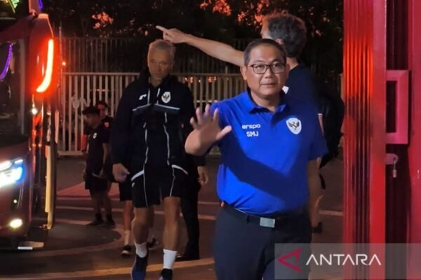 Here are some alternative titles for "Sumardji Enggan Tanggapi Road Map 'Garuda Membara'":

1. "Sumardji Menolak Berkomentar tentang Peta Jalan 'Garuda Membara'"
2. "Sumardji Tidak Memberikan Respon Terhadap Road Map 'Garuda Membara'"
3. "Sumardji Pilih Diam Soal Peta Jalan 'Garuda Membara'"
4. "Sumardji Absen dalam Diskusi tentang Road Map 'Garuda Membara'"
5. "Sumardji Enggan Berbicara Mengenai Rencana 'Garuda Membara'"
6. "Sumardji Tegaskan Ketidakberpihakan pada Road Map 'Garuda Membara'"
7. "Sumardji Menghindar dari Pembahasan Peta Jalan 'Garuda Membara'" 

Feel free to use or modify any of these options!